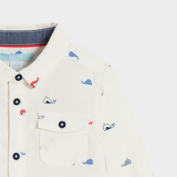 قميص من الثوب المخملي المضلع، مع رسمة للحوت، باللون الأبيض للأطفال الصغار